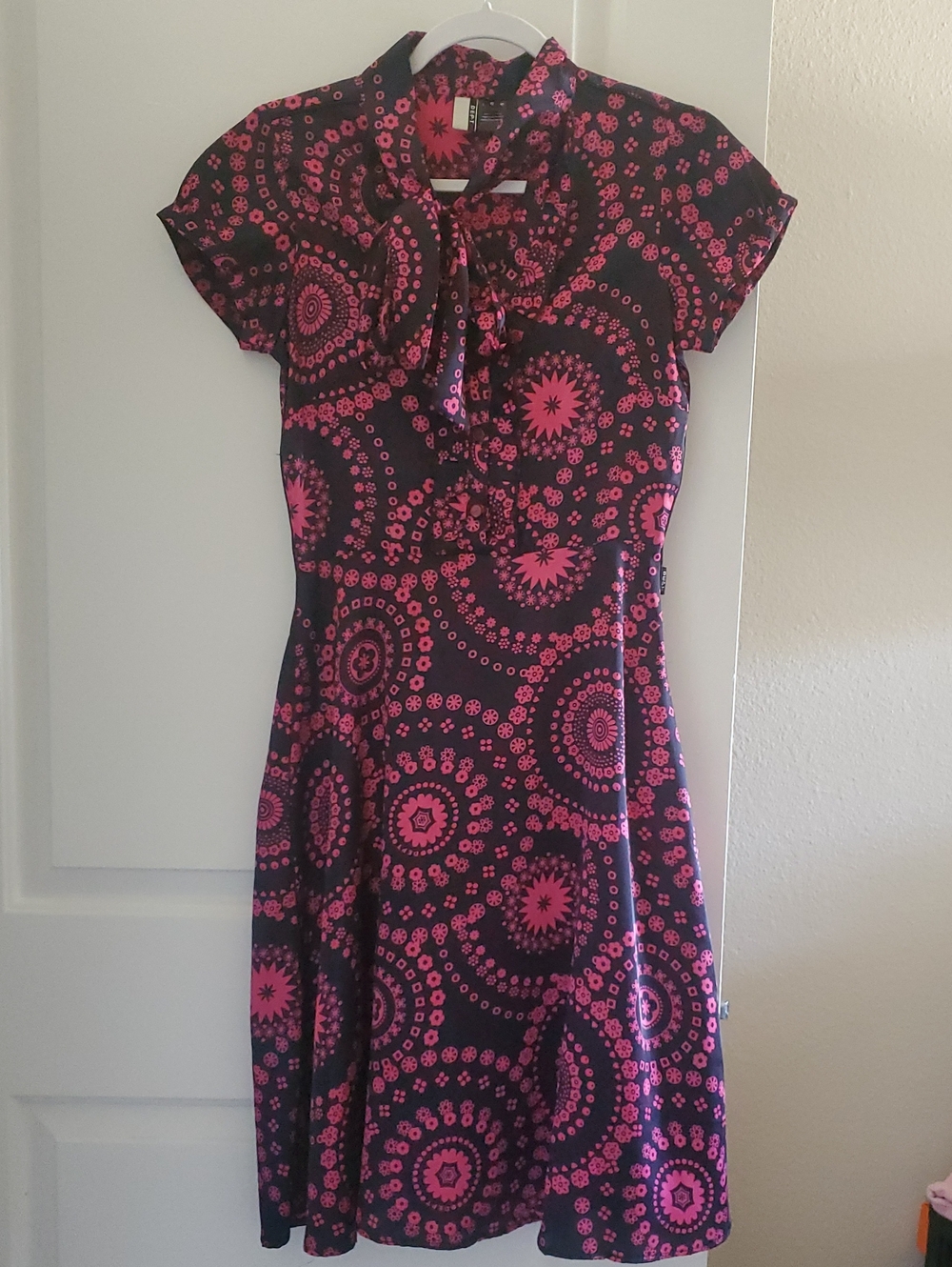 Women’s Pink and Navy Printed Tie-Neck Midi Dress Sz Sm